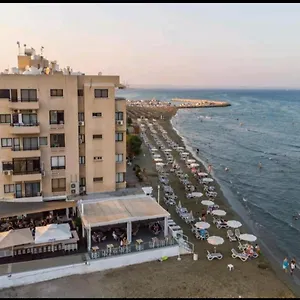 bettys-1br-seafront-apt.hotelsatayianapa.com/